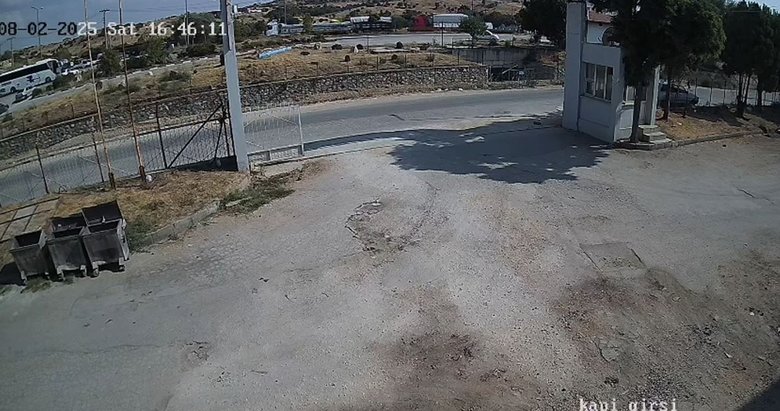 Manisa’daki korkunç kaza kamerada: Otobüs otomobili böyle biçti! 2 kişi hayatını kaybetti