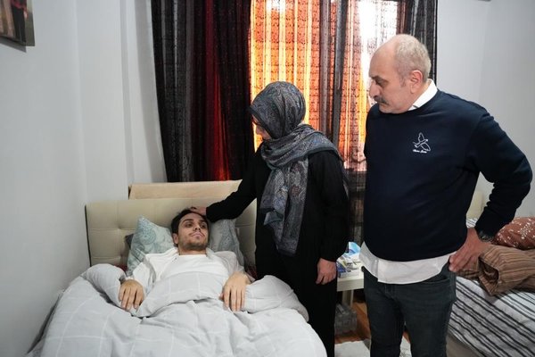 Metro çıkışında korkunç olay | Yardım etmek istedi, 6 yerinden bıçaklandı!