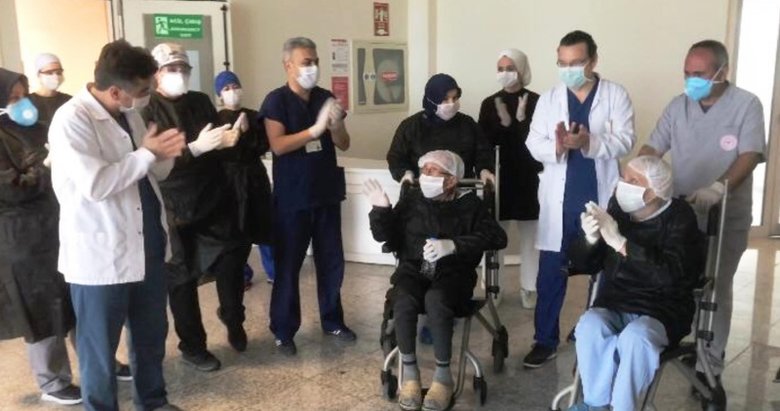 Manisa’da 87’lik delikanlılar koronavirüsü yenerek alkışlarla taburcu oldu