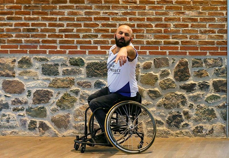 Tekerlekli sandalyeyle dans ediyor! Hedefi engellilerin hayatına dokunmak
