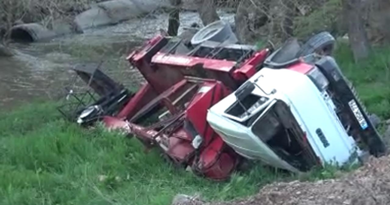 Balıkesir’de şarampole devrilen iş makinesi sürücüsü öldü