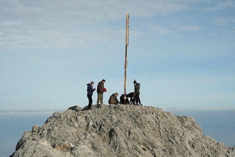 1517 metre rakımlı Spil Dağı zirvesinde kutsal görev! Bunun için gönüllü oluyorlar