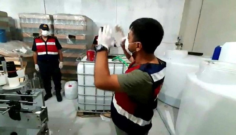 5 ton sahte etil alkolü, İstanbul’dan İzmir’e ’dezenfektan’ yazan kolilerle getirmişler