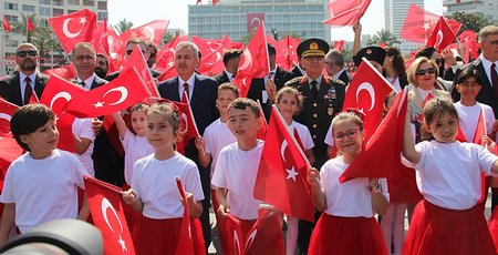 23 Nisan Coşkusu İzmir’de Cumhuriyet Meydanı’nda...