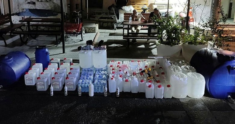 İzmir’de üzerinden sahte içki çıkan kişinin ifadesiyle litrelerce sahte içki ele geçirildi