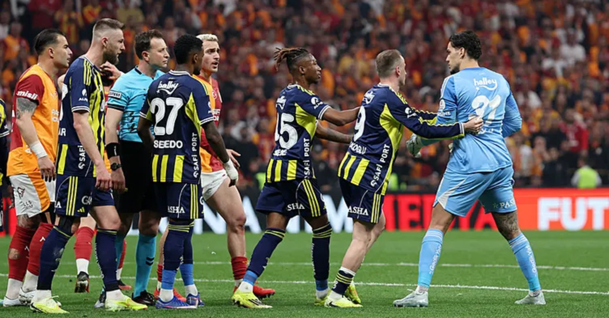 Kart gördü! Hakemin üstüne yürüdü