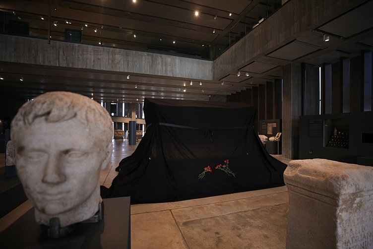 2 bin 600 yıllık Polyksena lahit siyah örtüyle kapatıldı