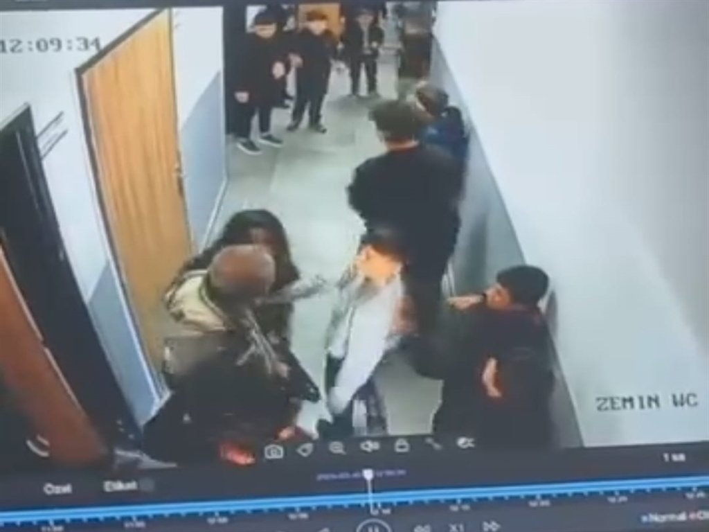 Diğer öğrenciler ayırdı: 8 yaşındaki çocuğu darbetti