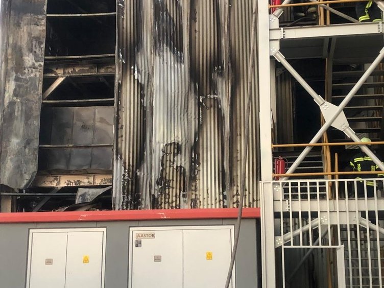 Denizli’de inşaat halindeki demir çelik fabrikası alevlere teslim oldu