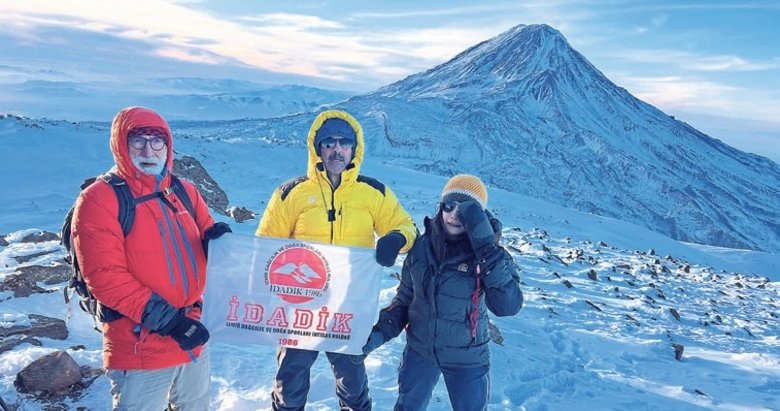 İzmirli 4 dağcı zirveyi gördü