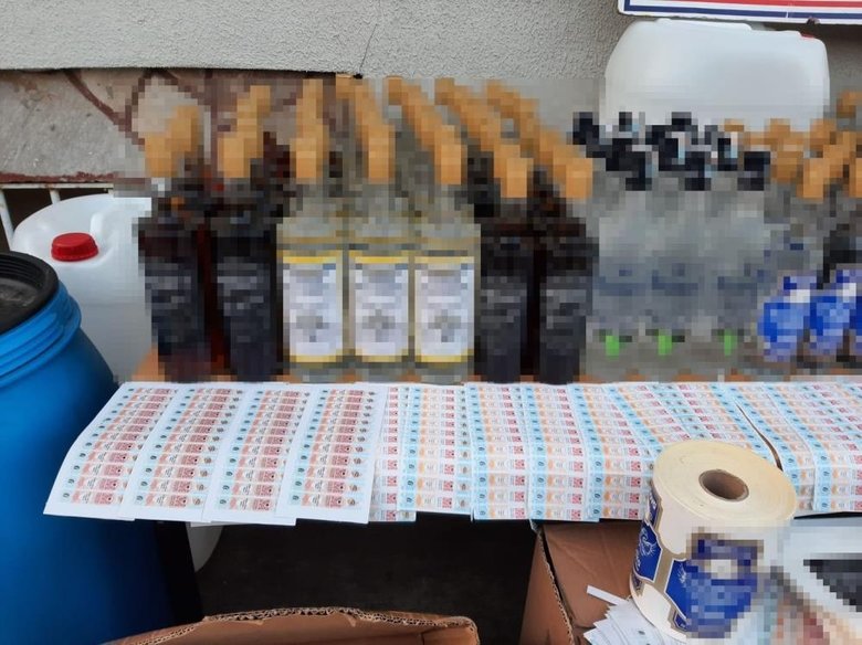 İzmir’de 4 farklı adrese sahte içki baskını! Yüzlerce litre ele geçirildi