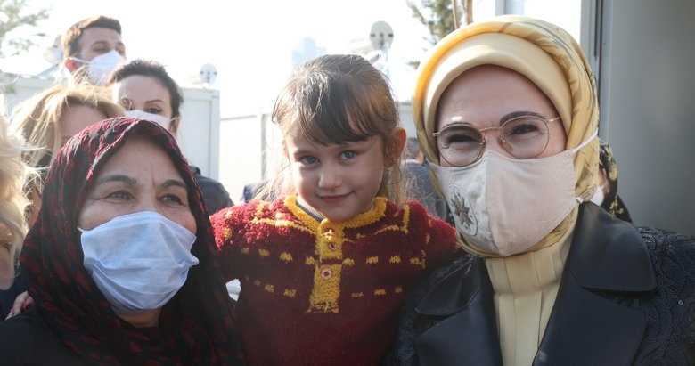 Emine Erdoğan, İzmir’de depremzedelerle bir araya geldi