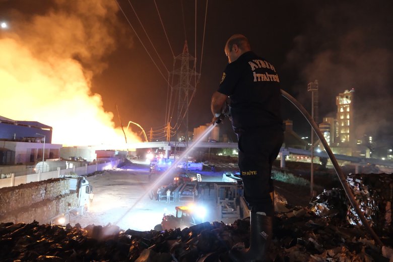 Aydın’da kağıt fabrikasındaki yangın söndürülemiyor! Alevler 100 bin metrekare alana yayıldı