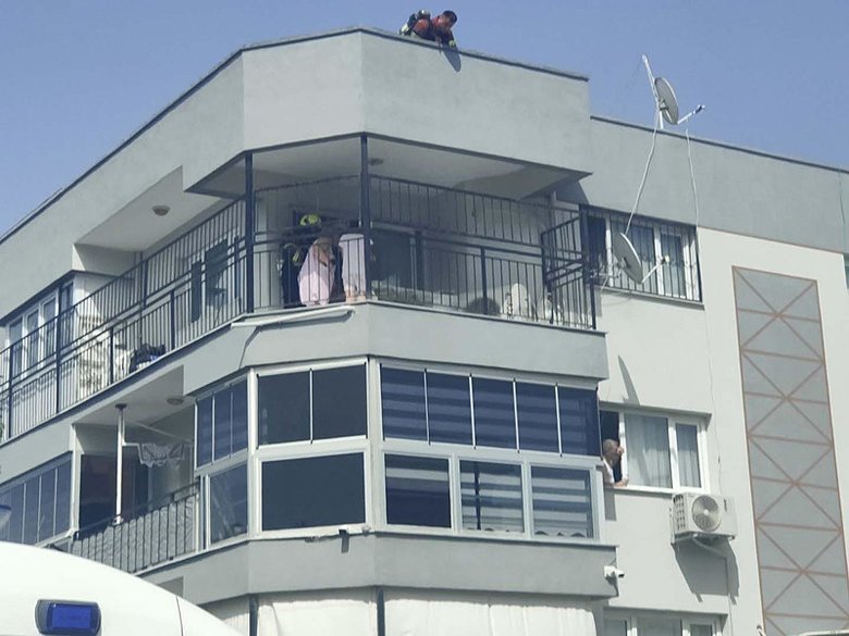 Kuşadası’nda yangın! Mahsur kalanları itfaiye kurtardı