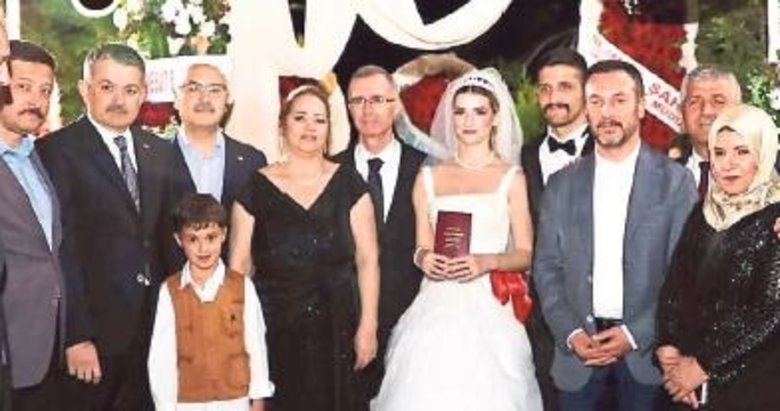 İzmir protokolünü buluşturan düğün