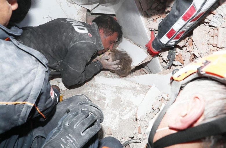 İzmir’de mucize kurtuluş! Ayda Bebek enkazdan çıkartıldı