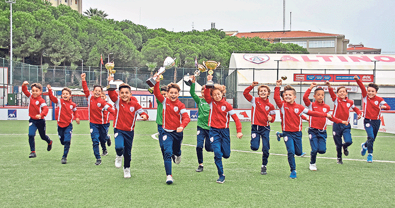 Yedi turnuvadan 7 kupa kazandılar