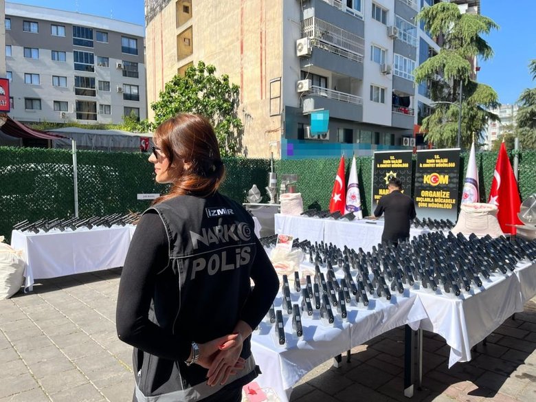 İzmir’de dev operasyon: 1 milyondan fazla uyuşturucu hap ve 437 adet tabanca ele geçirildi
