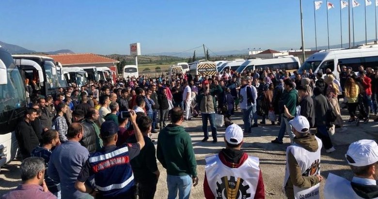 Sendikalı oldular diye kovulan işçiler fabrika önünde eylem yaptı