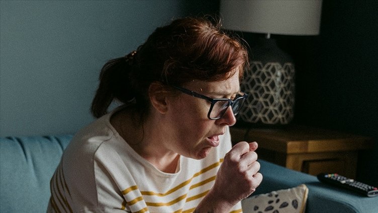 Geçmeyen öksürüğe dikkat! O hastalıkların habercisi