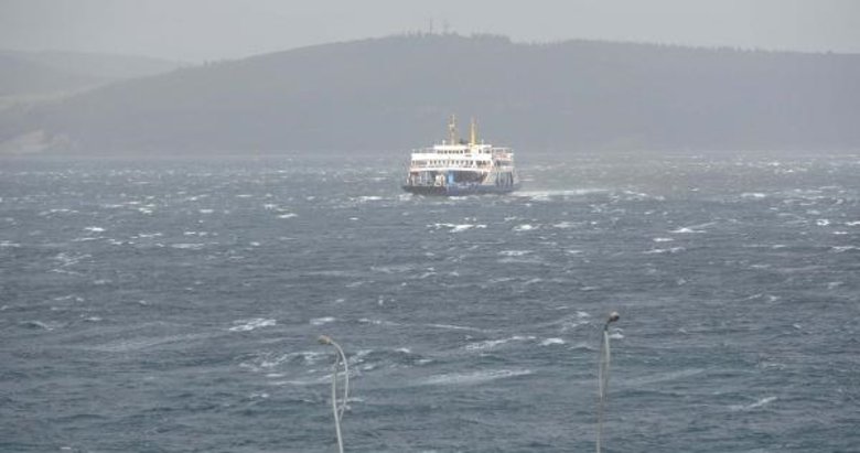 Çanakkale’deki feribot seferlerine fırtına engeli