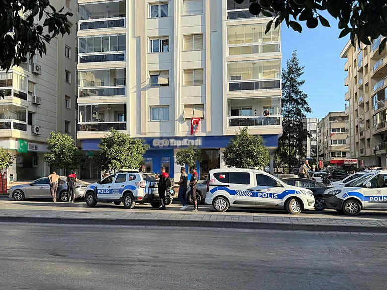 izmirde-banka-soygunu-ihbari-ekipler-bolgeyi-ablukaya-aldi-1788969945451.png