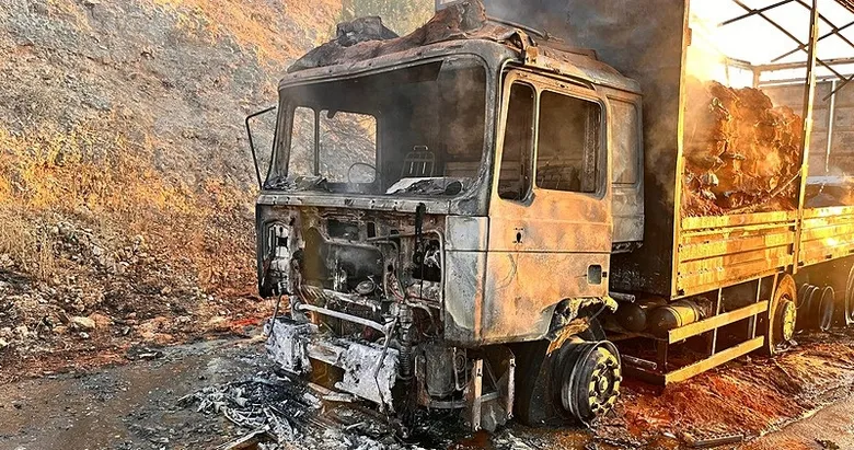 Manisa’da zamanla yarış! Yanan TIR’daki sürücü son anda kurtarıldı
