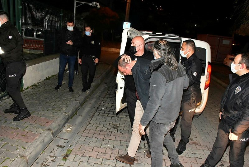 Dur’ ihtarına uymayıp, polis aracına çarpan alkollü sürücü yakalandı