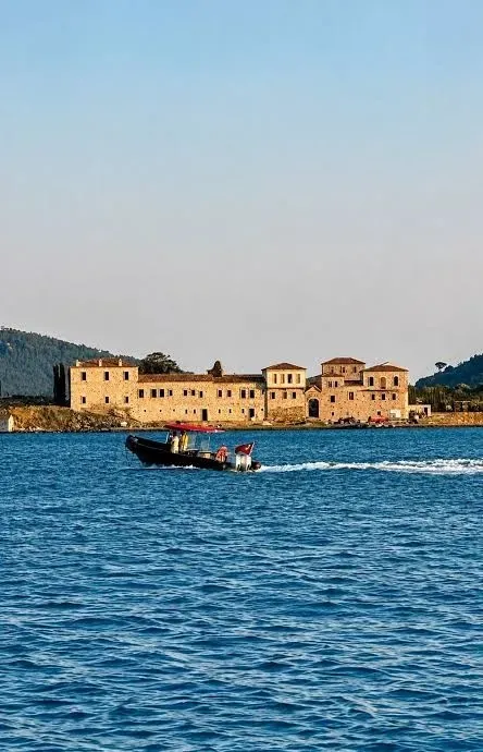 egede-gizemli-bir-ada-neden-tavuk-adasi-deniyor-1793292401863.png