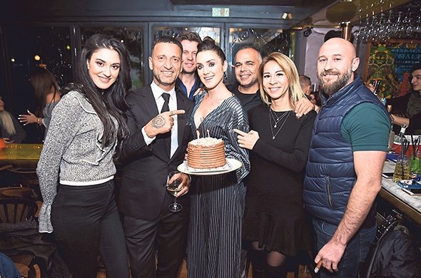 Poz verip alışverişe geçti