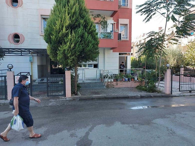 İzmir’de büyük vahşet! Karısını boğazından bıçaklayıp balkondan atladı