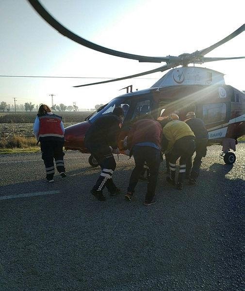 Helikopter yaralıyı yola inerek aldı! Afyonkarahisar’da feci kaza