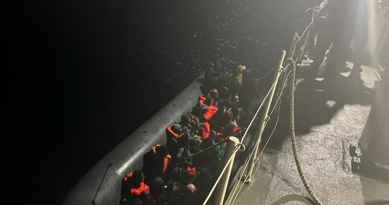 İzmir açıklarında 28 düzensiz göçmen yakalandı