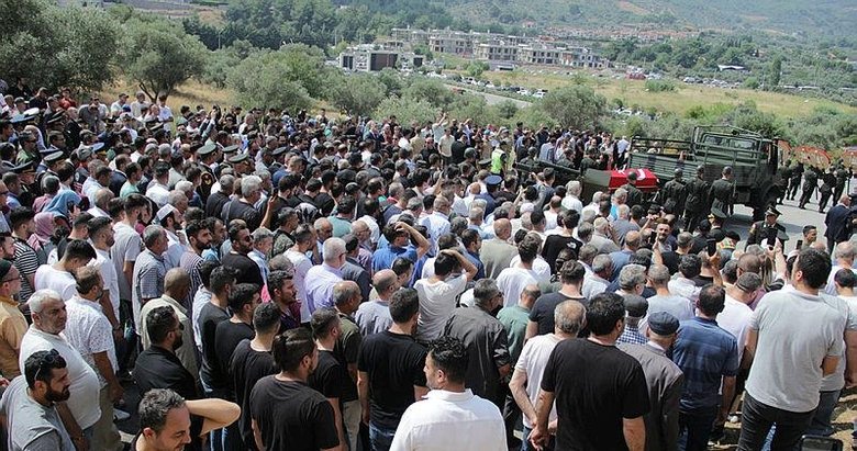 İzmir’de şehidimizi binlerce kişi son yolculuğuna uğurladı