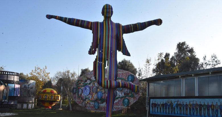 İzmir Urla’daki renkli Atatürk heykeli kaldırıldı