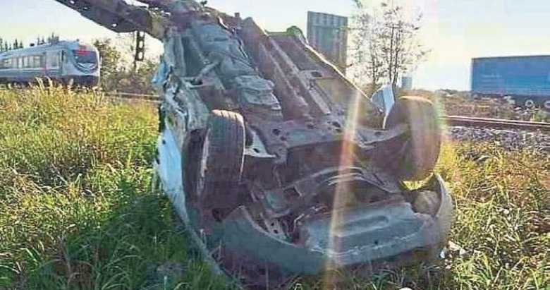 Trenin çarptığı minibüs ortadan ikiye bölündü