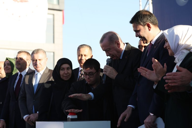 Başkan Erdoğan Kahramanmaraş’ta deprem konutlarını teslim etti! Özel’e sert tepki: Hangi yaraya merhem oldunuz?