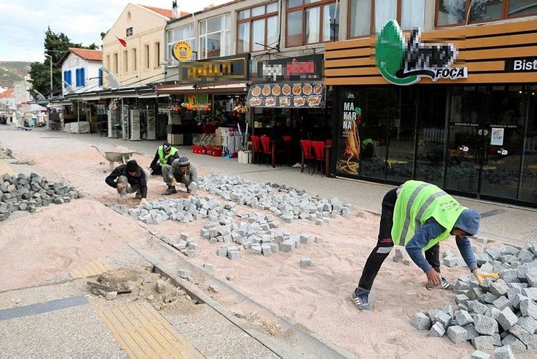 Foça’nın kara taşına Büyükşehir tarafından kepçe vurulması ilçeyi ikiye böldü