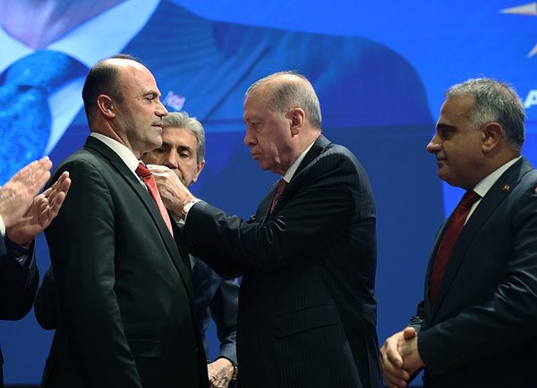 rozetlerini-baskan-erdogan-takti-4-belediye-baskani-ak-partiye-katildi-1769438186584.jpeg