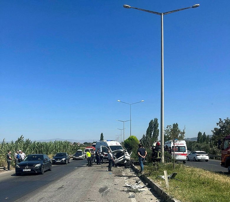 Manisa’da feci kaza: TIR’la çarpışan otomobil mezarları oldu