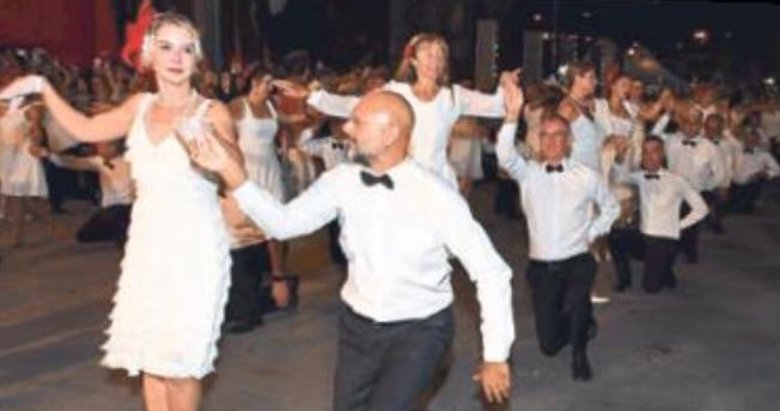 Kuşadası’nda vals gösterisi