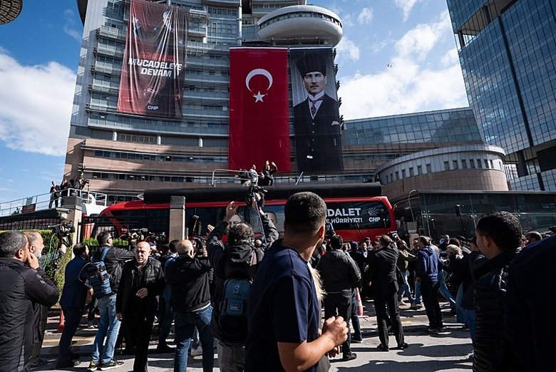 son-dakika-chp-genel-merkezi-onunde-tahliye-gerginligi-1779610487100.jpeg