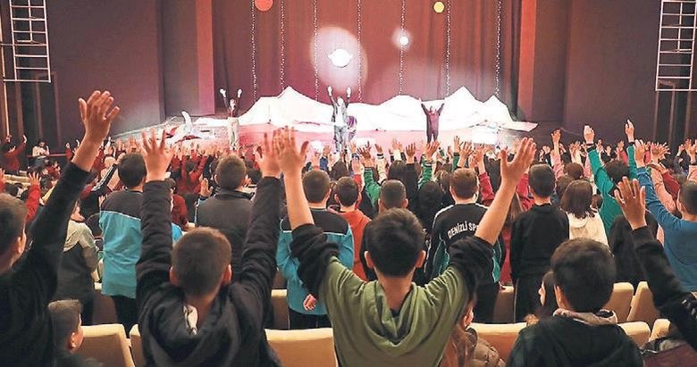 Pamukkale’de çocuklar tiyatroyla tanışıyor