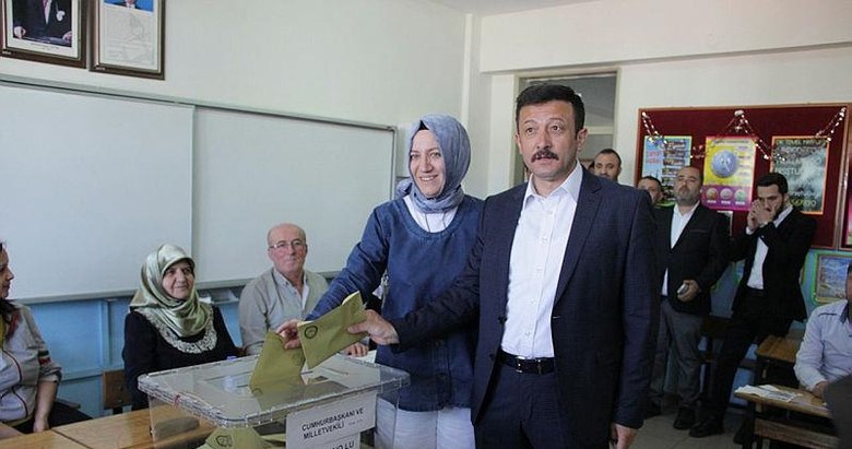 AK Partili Hamza Dağ ile Eyyüp Kadir İnan, İzmir’de oy verdi