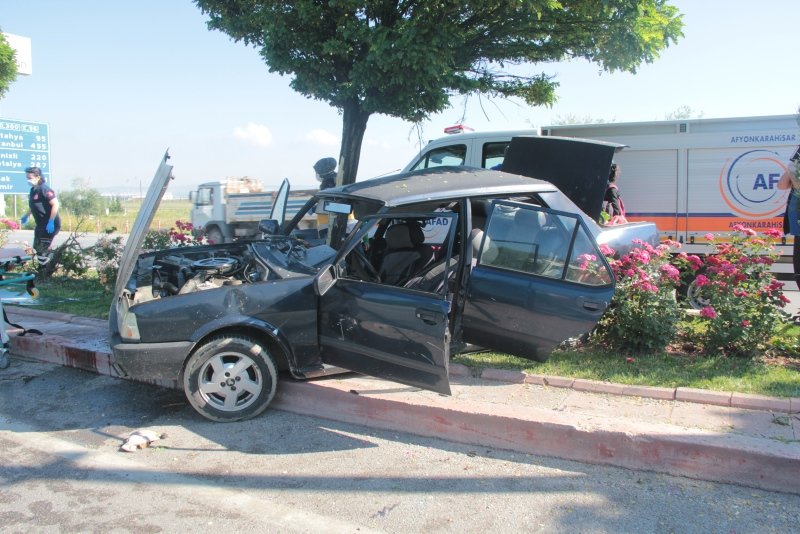 Afyon’da korkunç kaza! Otomobil ile kamyon çarpıştı