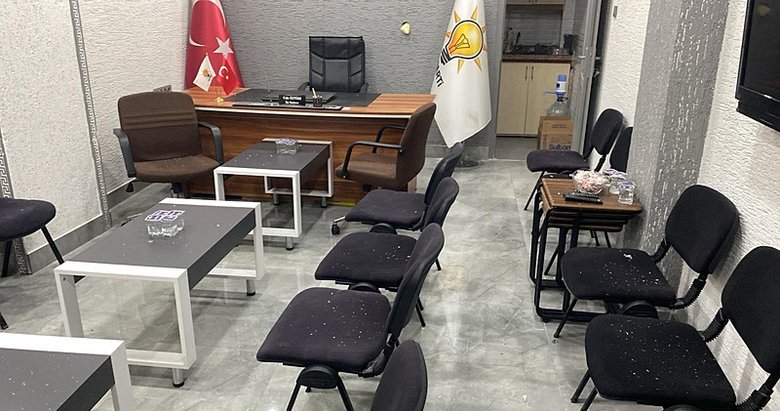 Balıkesir’de AK Parti binasına taşlı saldırı!