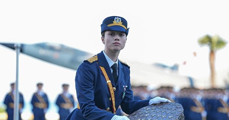 İzmir seninle gurur duyuyor! Kemalpaşalı İkra, Hava Harp Okulu’nu birincilikle bitirdi