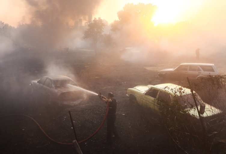 İzmir Bornova’da çıkan yangın, Yediemin Otoparkı’ndaki araçlara sıçradı