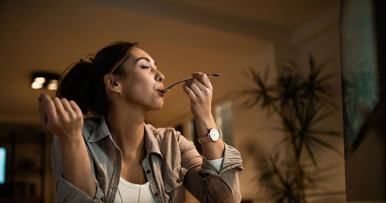 Gece uyanıp yemek yeme isteği, hastalıkların sessiz sinyali olabilir