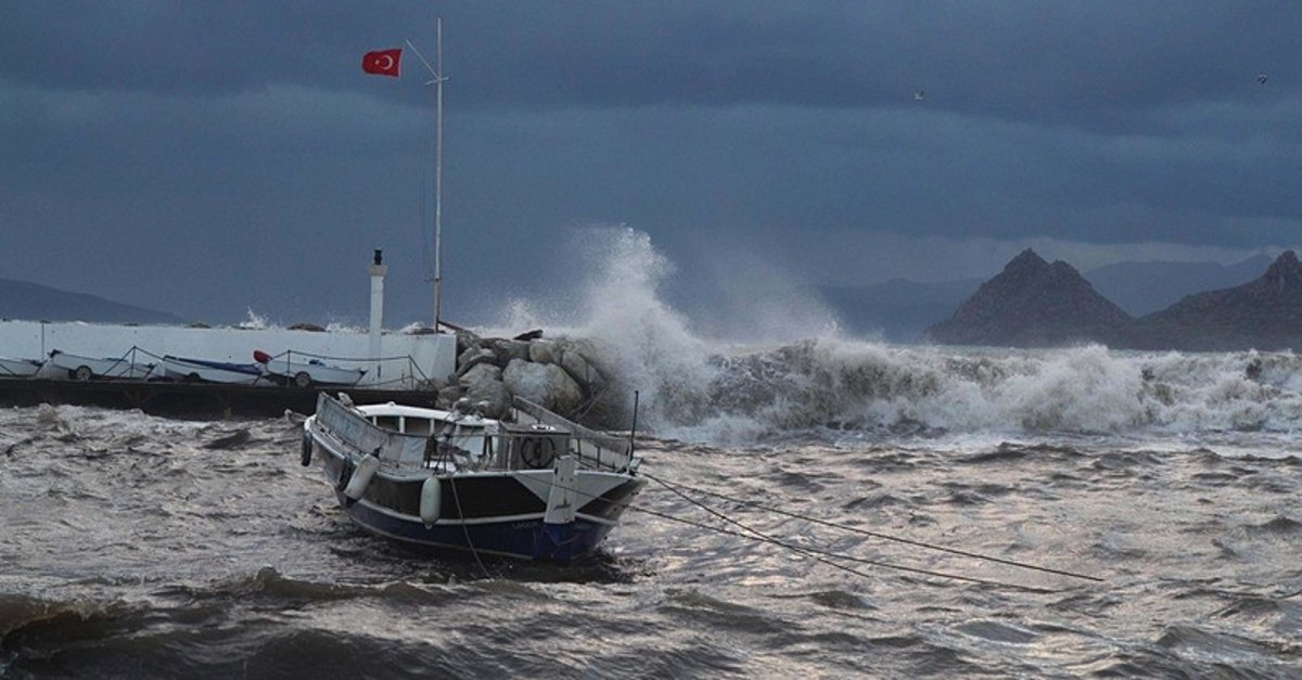Bodrum'da fırtına! Tekneler karaya oturdu